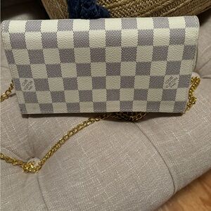 NWOT. LV Crossbody with chain.